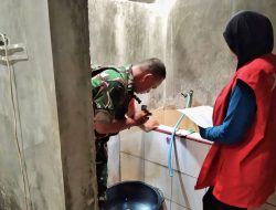 Wujudkan Lingkungan Sehat dan Bebas DBD, Babinsa Koramil Nogosari cek Jentik Nyamuk.