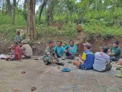 Perkuat Kebersamaan Warga Desa Binaan, Babinsa Ikut Gotong Royong