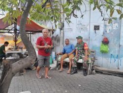 Babinsa Joyotakan Koramil 03/Serengan Kodim 0735/Surakarta Laksanakan Patroli Wilayah Sekaligus Komsos dengan Warga
