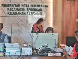 Dukung Tugas Teritorial, Babinsa Serengan Puldatater di Kantor Kelurahan