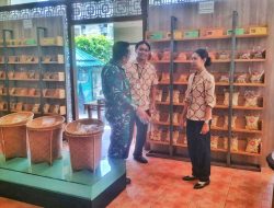 Berikan Motivasi dan Semangat Pelaku UMKM, Babinsa Kemlayan Sambangj Pegawai Toko Oleh Oleh