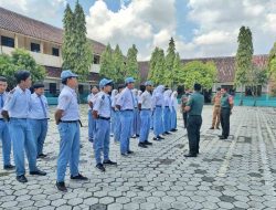 Babinsa Berikan Pelatihan Tata Upacara Sekolah