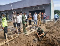 TNI Kawal Kebangkitan Ekonomi Desa, Danramil Sawit Pimpin Peletakan Batu Pertama KDMP Karangduren