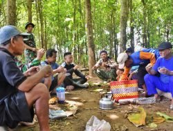 Kue Gorengan dan Kopi Penyemangat Kerja Pada Pembangunan Jembatan Perintis Garuda di Ponorogo