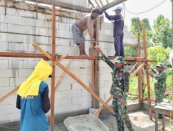 Dengan Sukarela, Babinsa Bantu Rehab Rumah Tidak Layak Huni