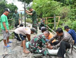 Jembatan Ambrol, Anggota Kodim Ponorogo dan Masyarakat Buat Jembatan Darurat