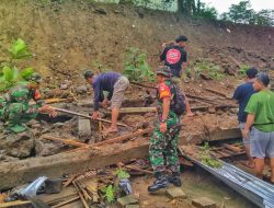 Babinsa Bersama Warga Laksanakan Karya Bakti Pembersihan Longsoran Tanah