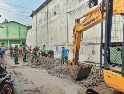 Anggota Satgas TMMD, Ormas, Linmas & Masyarakat Tancap Gas Kerjakan Perbaikan Saluran Air