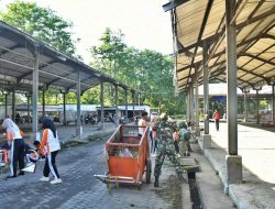 Anggota Kodim Ponorogo dan Masyarakat Gotong Royong Bersihkan Lingkungan