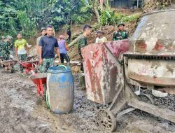 Tak Hanya Kendaraan Saja, Angkong Pun Terlihat Antri Dilokasi TMMD 127 Kodim Wonogiri