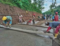 Hujan Membawa Berkah, Begitu Semboyan Satgas TMMD Ke-127 Dan Warga Desa Kembang