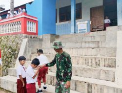 Begini Bukti Kedekatan Anggota Satgas TMMD 127 Kodim Wonogiri Dengan Anak Sekolah Dasar