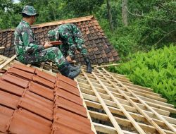 Tak Diragukan Lagi, Satgas TMMD 127 Kodim Wonogiri Cekatan Rehab Atap Rumah Milik Sarikem